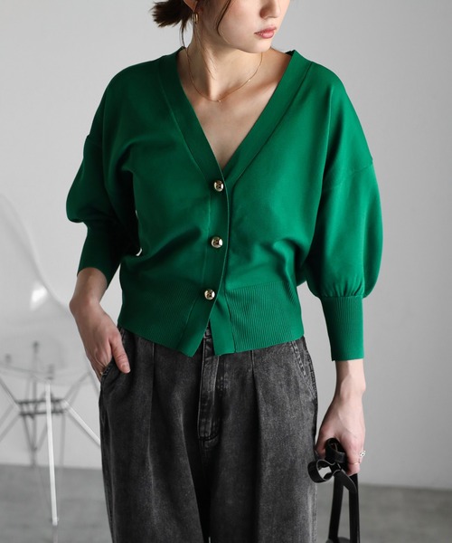 Bonjour Sagan（ボンジュールサガン）の「ゴールドボタンパフスリーブVネックニットカーディガン（カーディガン/ボレロ・レディース・オフホワイト/グリーン/ブラウン/ネイビー・FREE）」の3枚目の写真