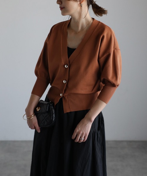 Bonjour Sagan（ボンジュールサガン）の「ゴールドボタンパフスリーブVネックニットカーディガン（カーディガン/ボレロ・レディース・オフホワイト/グリーン/ブラウン/ネイビー・FREE）」の19枚目の写真