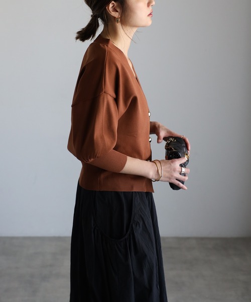 Bonjour Sagan（ボンジュールサガン）の「ゴールドボタンパフスリーブVネックニットカーディガン（カーディガン/ボレロ・レディース・オフホワイト/グリーン/ブラウン/ネイビー・FREE）」の20枚目の写真