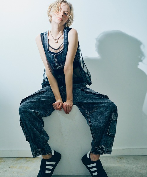 RNA（アールエヌエー）の「R4349 デザインカーゴポケットパンツ（カーゴパンツ・レディース・ブラック/ケミカルウォッシュ・MEDIUM）」の5枚目の写真