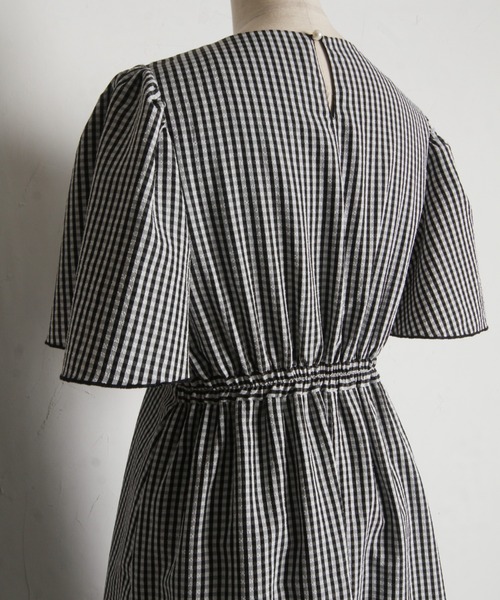 tocco closet(トッコ クローゼット)の「パール付きフレアスリーブギンガムチェックアシメラッフルワンピース(ワンピース・レディース・パープル/ブラック・M)」の7枚目の写真