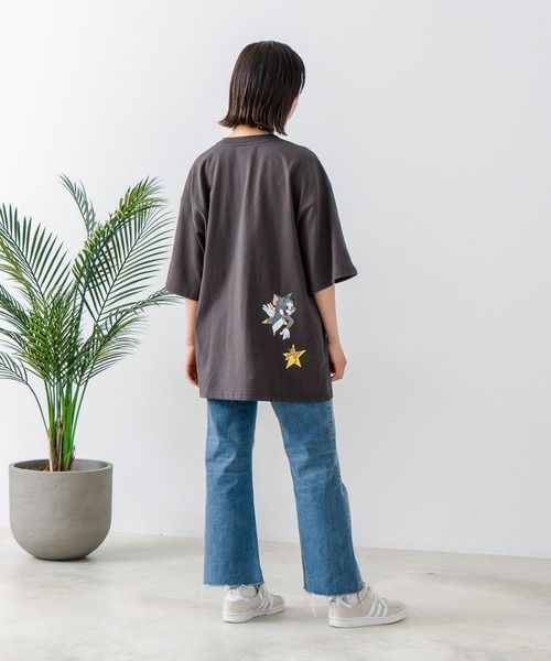 CONVERSE(コンバース)の「【CONVERSE/コンバース】×【TOM AND JERRY/トムとジェリー】ブランドロゴ 刺繍 オーバーサイズ Tシャツ(Tシャツ/カットソー・レディース・ブラック/ホワイト・LARGE/MEDIUM)」の15枚目の写真