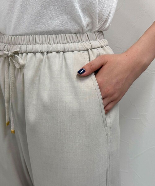 fredy emue（フレディエミュ）の「【低身長サイズ34有り】ドライポリイージーセミワイドパンツ（その他パンツ・レディース・アイボリー/ベージュ/ブラック・34/38/36）」の6枚目の写真