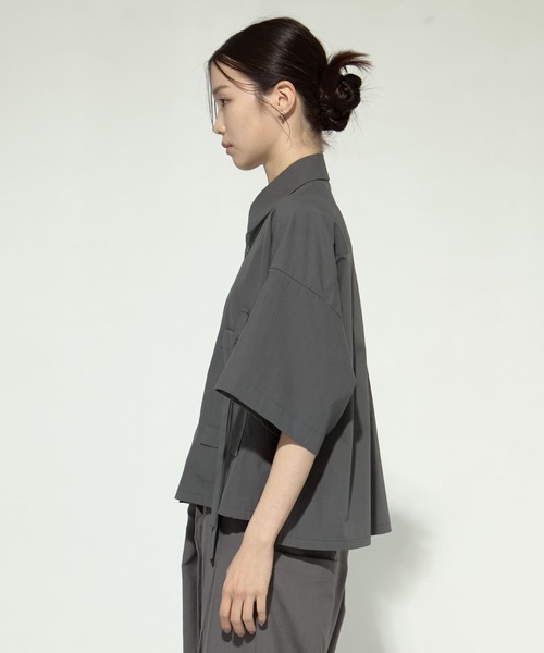 UJOH（ウジョー）の「【UJOH/ウジョー】《STUDIOUS別注》Pocket Belt Shirts/ポケットベルトシャツ（シャツ/ブラウス・レディース・ホワイト/グレー/ブラック・2）」の18枚目の写真