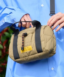 KiU（キウ）の「スクエアパデッドミニボストンバッグ（ショルダーバッグ）」