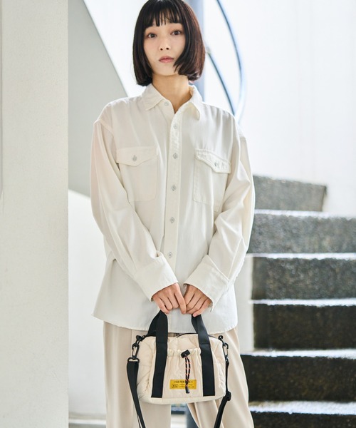 KiU（キウ）の「スクエアパデッドミニボストンバッグ（ショルダーバッグ・レディース・ブラック/カーキ/アイボリー/ブルー・FREE）」の18枚目の写真