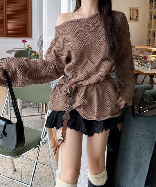 Ada.(エイダ)の「透かし編み ボートネック オーバーサイズ チュニックニット(ニット/セーター・レディース・ブラック/アイボリー/ブラウン・FREE)」の5枚目の写真