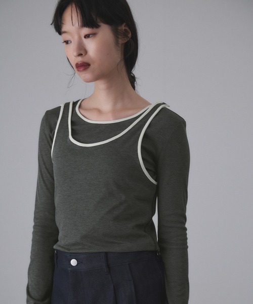 ADAM ET ROPE'(アダムエロペ)の「【サステナブル】タンクレイヤードトップス(Tシャツ/カットソー・レディース・チャコールグレー/オフホワイト・FREE)」の2枚目の写真