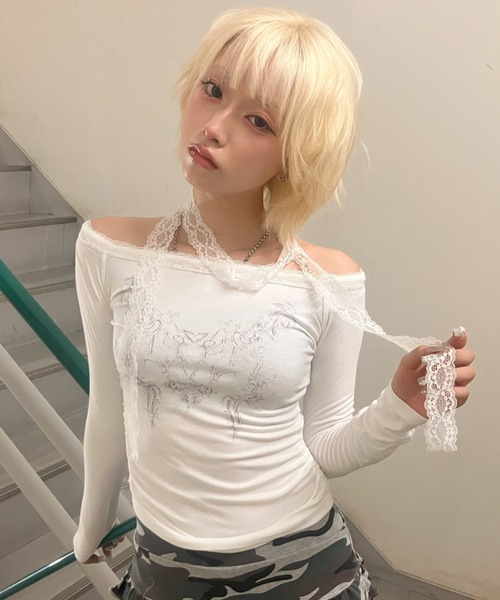 .KOM(ドットコム)の「A'GEM/9 × .kom 『.KOM/ドットケーオーエム』レースリボン オフショルダートップス(その他トップス・レディース・ホワイト/ブラック・FREE)」の4枚目の写真