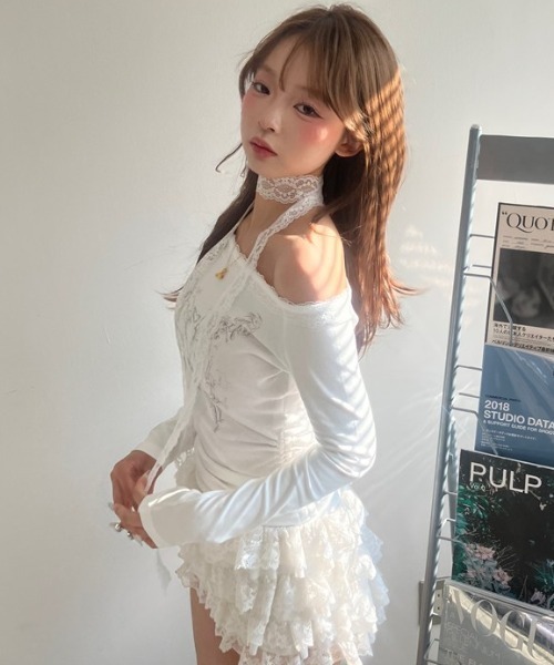 .KOM(ドットコム)の「A'GEM/9 × .kom 『.KOM/ドットケーオーエム』レースリボン オフショルダートップス(その他トップス・レディース・ホワイト/ブラック・FREE)」の7枚目の写真
