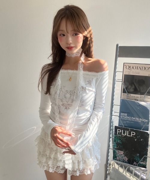 .KOM(ドットコム)の「A'GEM/9 × .kom 『.KOM/ドットケーオーエム』レースリボン オフショルダートップス(その他トップス・レディース・ホワイト/ブラック・FREE)」の6枚目の写真