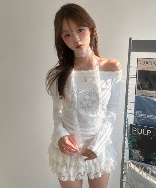 .KOM(ドットコム)の「A'GEM/9 × .kom 『.KOM/ドットケーオーエム』レースリボン オフショルダートップス(その他トップス・レディース・ホワイト/ブラック・FREE)」の5枚目の写真