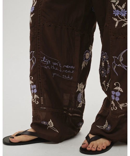 パンツ TODAYFUL Embroidery Patchwork Trousers TODAYFUL（トゥデイフル）の「Embroidery Patchwork Trousers