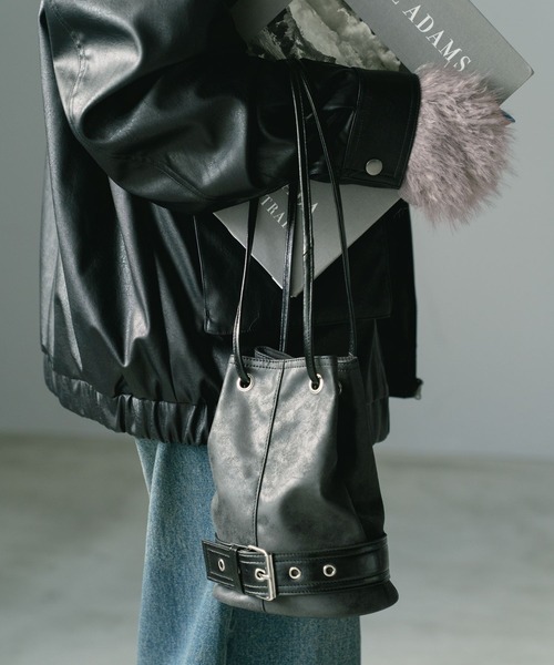 LAKOLE（ラコレ）の「アイレットベルト巾着バッグ / 607728（ハンドバッグ・レディース・グレイッシュベージュ/ブラック・FREE）」の2枚目の写真