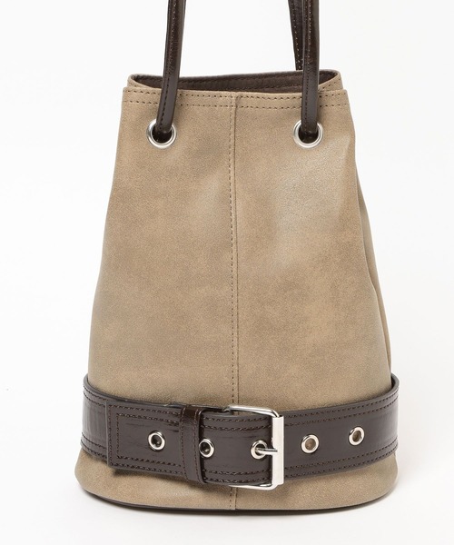 LAKOLE（ラコレ）の「アイレットベルト巾着バッグ / 607728（ハンドバッグ・レディース・グレイッシュベージュ/ブラック・FREE）」の16枚目の写真