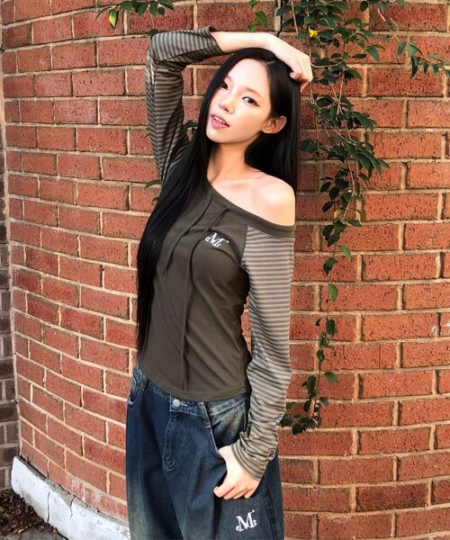 MUCENT(ムセント)の「オリエ オフショルダー ストライプ 配色 ナグラン 長袖Tシャツ (2カラー)(Tシャツ/カットソー・レディース・ブラック/グリーン・FREE)」の10枚目の写真