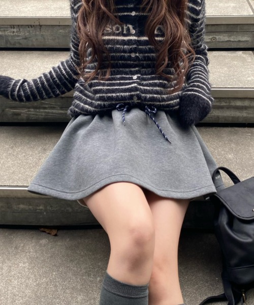 RAY CASSIN（レイカズン）の「ボンディングボリュームミニスカート（スカート・レディース・グレー/チャコールグレー/ネイビー・FREE）」の2枚目の写真