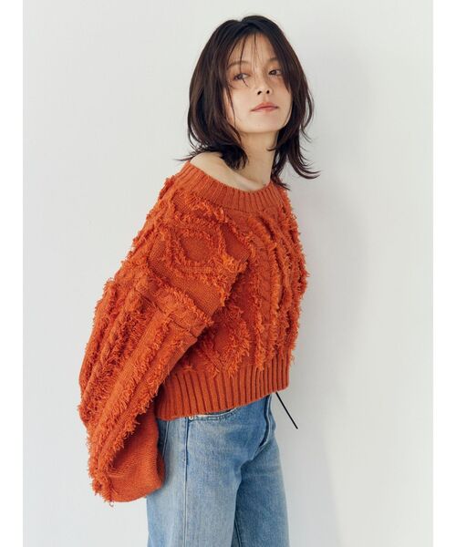 Ungrid(アングリッド)の「ワンショルフリンジケーブルショートニット(ニット/セーター・レディース・アイボリー/チャコールグレー/オレンジ/ベージュ・FREE)」の6枚目の写真