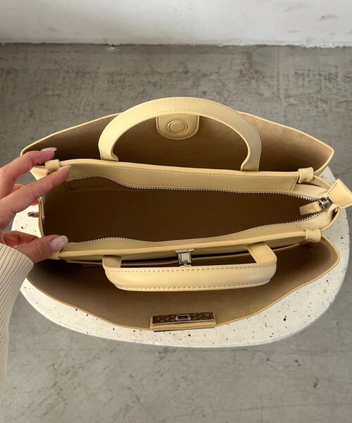 CAPRICIEUX LE'MAGE（カプリシューレマージュ）の「レクタングル2WAYバッグ（ショルダーバッグ・レディース・ブラック/キャメル/イエロー・FREE）」の21枚目の写真