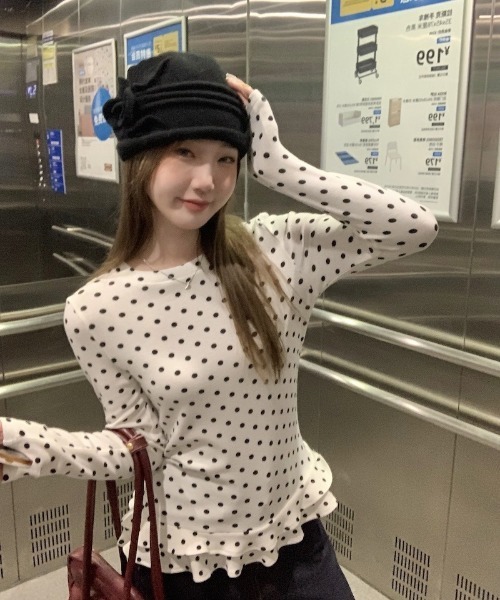 セール】大人可愛いドット柄フリルデザイン長袖トップス（Tシャツ