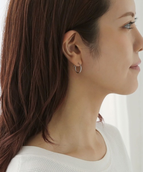 colleca la（コレカラ）の「[silver925]カットフープピアス〈金属アレルギー対応〉（ピアス（両耳用）・レディース・ゴールド/シルバー・FREE）」の4枚目の写真