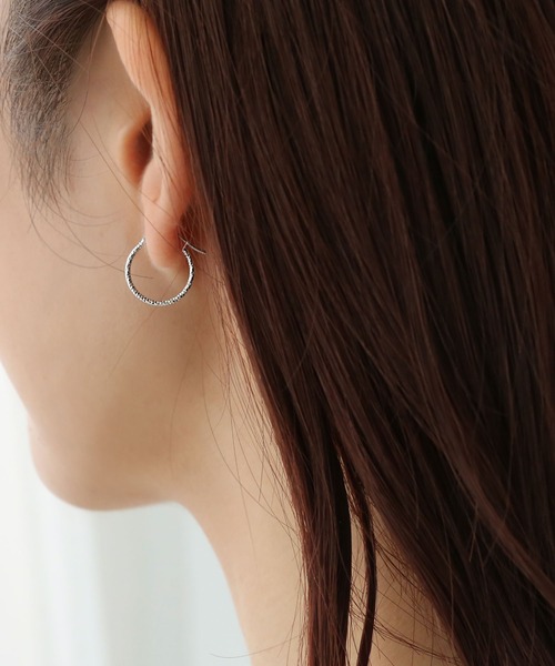 colleca la（コレカラ）の「[silver925]カットフープピアス〈金属アレルギー対応〉（ピアス（両耳用）・レディース・ゴールド/シルバー・FREE）」の5枚目の写真