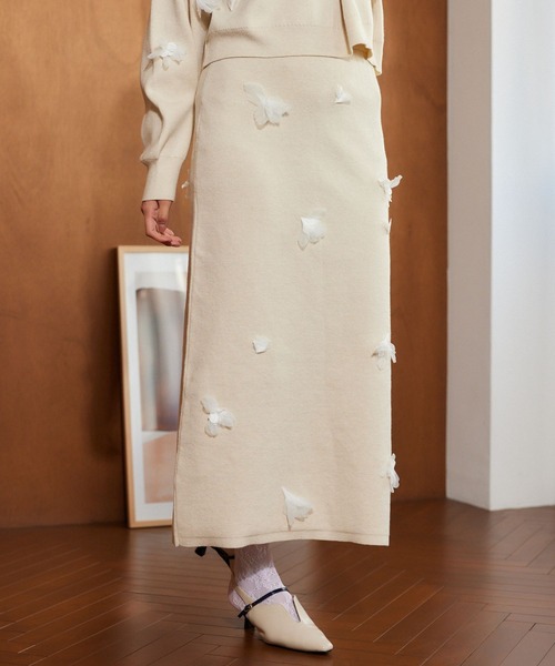 mysty woman(ミスティウーマン)の「3Dフラワーニットスカート 636957(スカート・レディース・グレー/ホワイト系その他/ブラック・FREE)」の2枚目の写真