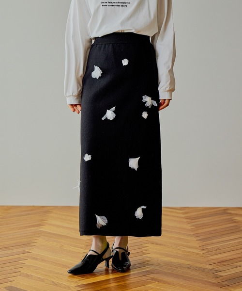 mysty woman(ミスティウーマン)の「3Dフラワーニットスカート 636957(スカート・レディース・グレー/ホワイト系その他/ブラック・FREE)」の3枚目の写真
