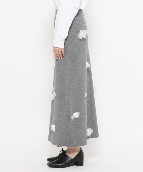 mysty woman(ミスティウーマン)の「3Dフラワーニットスカート 636957(スカート・レディース・グレー/ホワイト系その他/ブラック・FREE)」の7枚目の写真