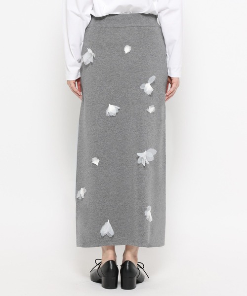 mysty woman(ミスティウーマン)の「3Dフラワーニットスカート 636957(スカート・レディース・グレー/ホワイト系その他/ブラック・FREE)」の8枚目の写真