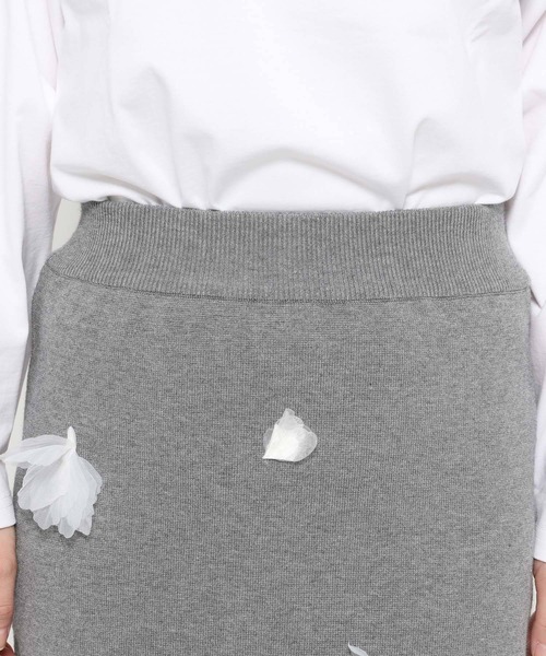 mysty woman(ミスティウーマン)の「3Dフラワーニットスカート 636957(スカート・レディース・グレー/ホワイト系その他/ブラック・FREE)」の9枚目の写真