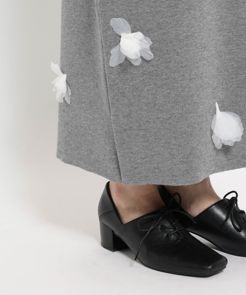 mysty woman(ミスティウーマン)の「3Dフラワーニットスカート 636957(スカート・レディース・グレー/ホワイト系その他/ブラック・FREE)」の10枚目の写真