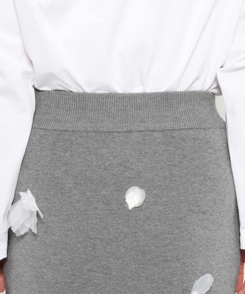mysty woman(ミスティウーマン)の「3Dフラワーニットスカート 636957(スカート・レディース・グレー/ホワイト系その他/ブラック・FREE)」の11枚目の写真