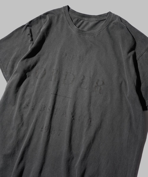 THRIFTY LOOK(スリフティールック)の「THRIFTY LOOK / スリフティールック PIGMENT "NEW ORDER" TEE ニューオーダー バンドTシャツ ピグメント加工(Tシャツ/カットソー・メンズ・ブラック・X-LARGE)」の1枚目の写真
