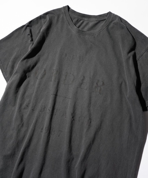 THRIFTY LOOK(スリフティールック)の「THRIFTY LOOK / スリフティールック PIGMENT "NEW ORDER" TEE ニューオーダー バンドTシャツ ピグメント加工(Tシャツ/カットソー・メンズ・ブラック・X-LARGE)」の4枚目の写真