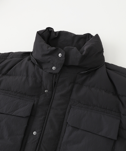 WHITE MOUNTAINEERING（ホワイトマウンテニアリング）の「WM x UMBRO（ホワイトマウンテニアリング＊アンブロ） RIPSTOP DOWN JACKET（その他アウター・メンズ・ブラック・2/1）」の4枚目の写真