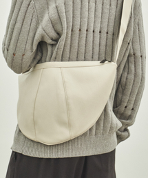 DWSE（ディーダブリューエスイー）の「ビーガンレザー ハーフムーンバッグ（アイボリー）（メッセンジャーバッグ）」