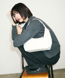 TONER | レザーハーフムーンワンショルダーバッグ/ハンドバッグ/ロゴプレート付き(ハンドバッグ)