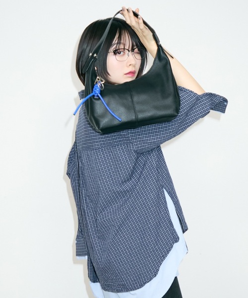 TONER（トナー）の「レザーハーフムーンワンショルダーバッグ/ハンドバッグ/ロゴプレート付き（ハンドバッグ・レディース・ブラック/シルバー/ホワイト/ライトグリーン・FREE）」の2枚目の写真