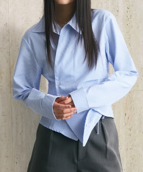 krahe(クレーエ)の「ストライプ柄ウエストタッククロスデザインシャツ(シャツ/ブラウス・レディース・ブルー/イエロー/グレー・FREE)」の3枚目の写真