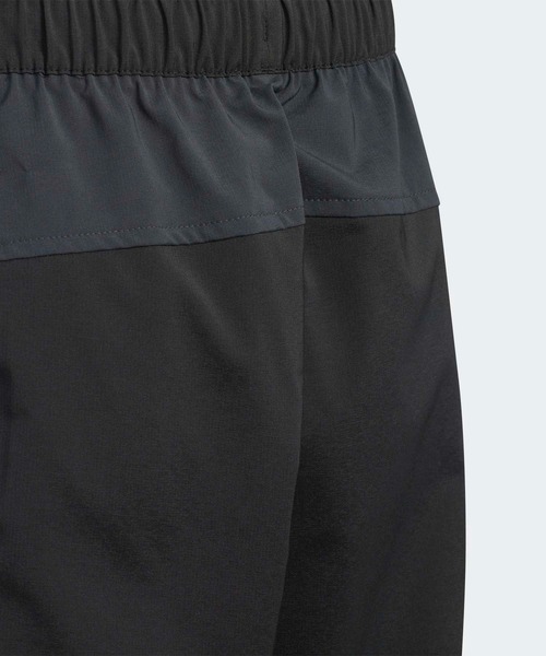adidas（アディダス）の「エッセンシャルズ カモ パック レギュラーフィット ライト ウーブン フルレングス トラックパンツ / アディダス adidas（スウェットパンツ・キッズ・ブラック・110/120/130/140/150/160）」の4枚目の写真