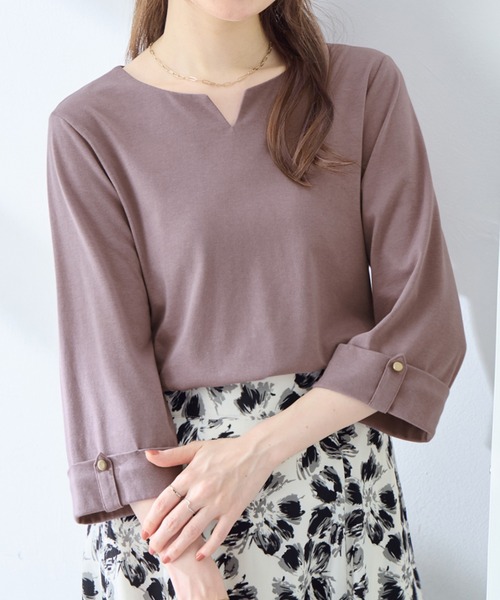alotta(アロッタ)の「袖口金ボタンデザインTシャツ(Tシャツ/カットソー・レディース・ダークラベンダー/ライトブラウン/グレイッシュブルー/ネイビー・M/L/LL)」の1枚目の写真