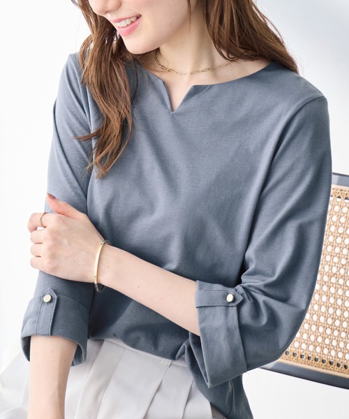 alotta(アロッタ)の「袖口金ボタンデザインTシャツ(Tシャツ/カットソー・レディース・ダークラベンダー/ライトブラウン/グレイッシュブルー/ネイビー・M/L/LL)」の4枚目の写真