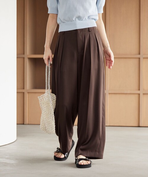 BEAUTY&YOUTH UNITED ARROWS(ビューティーアンドユースユナイテッドアローズ)の「ポリエステル ドレープ 2タック ワイドパンツ ウォッシャブル(その他パンツ・レディース・ブラック/ダークブラウン/オフホワイト・S/M/XS)」の4枚目の写真