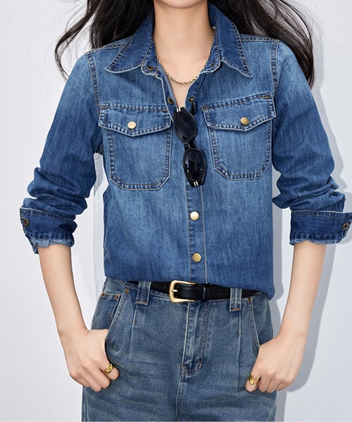AMAJI(アマジ)の「大人カジュアルデニムシャツ(シャツ/ブラウス・レディース・ブルー・SMALL/MEDIUM/LARGE/X-LARGE)」の1枚目の写真
