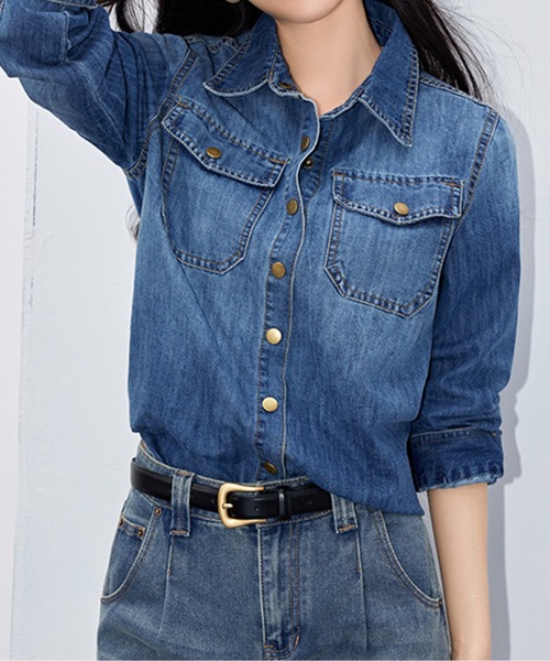 AMAJI(アマジ)の「大人カジュアルデニムシャツ(シャツ/ブラウス・レディース・ブルー・SMALL/MEDIUM/LARGE/X-LARGE)」の2枚目の写真