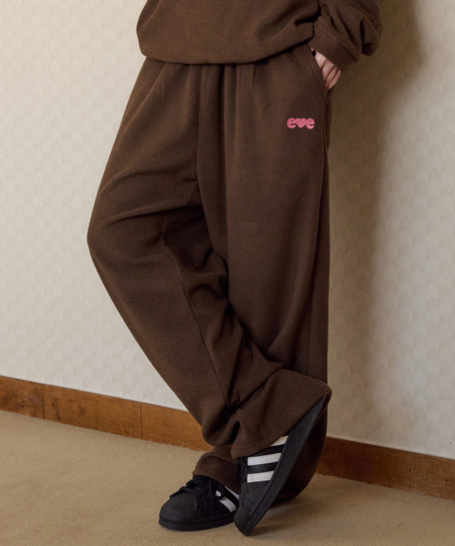ambler(エムブラー)の「ラブ、コージー刺繍フリースワイドスウェットパンツ AP906 (ブラウン)(スウェットパンツ・レディース・その他・FREE)」の1枚目の写真