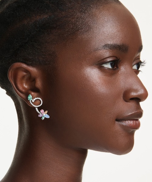 SWAROVSKI(スワロフスキー)の「【公式】【スワロフスキー】Ariana Grande x Swarovski ドロップピアスとイヤージャケット, ミックスカット, トンボ、花, マルチカラー, ロジウム・プレーティング(イヤリング・レディース・シルバー系その他・ONE SIZE)」の6枚目の写真