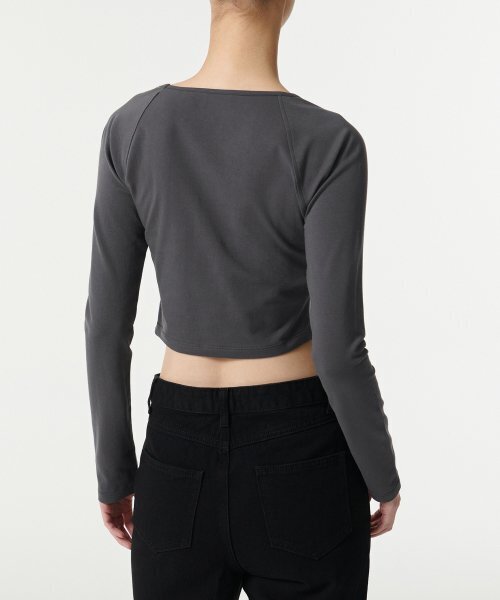 MUSINSA STANDARD WOMAN（ムシンサスタンダードウーマン）の「ウィメンズスリムスクープネックラグラン長袖Tシャツ[ダークグレー]（Tシャツ/カットソー・レディース・その他・SMALL/MEDIUM/LARGE/X-SMALL）」の2枚目の写真