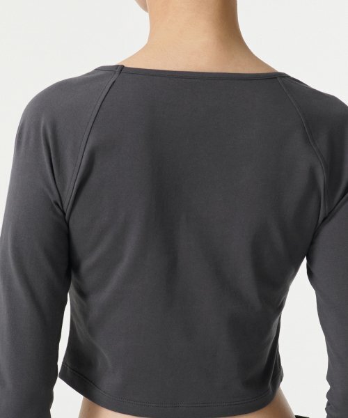 MUSINSA STANDARD WOMAN（ムシンサスタンダードウーマン）の「ウィメンズスリムスクープネックラグラン長袖Tシャツ[ダークグレー]（Tシャツ/カットソー・レディース・その他・SMALL/MEDIUM/LARGE/X-SMALL）」の4枚目の写真